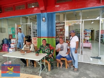  Babinsa Rawas Ilir Komsos Keamanan Lingkungan di Desa Aringin