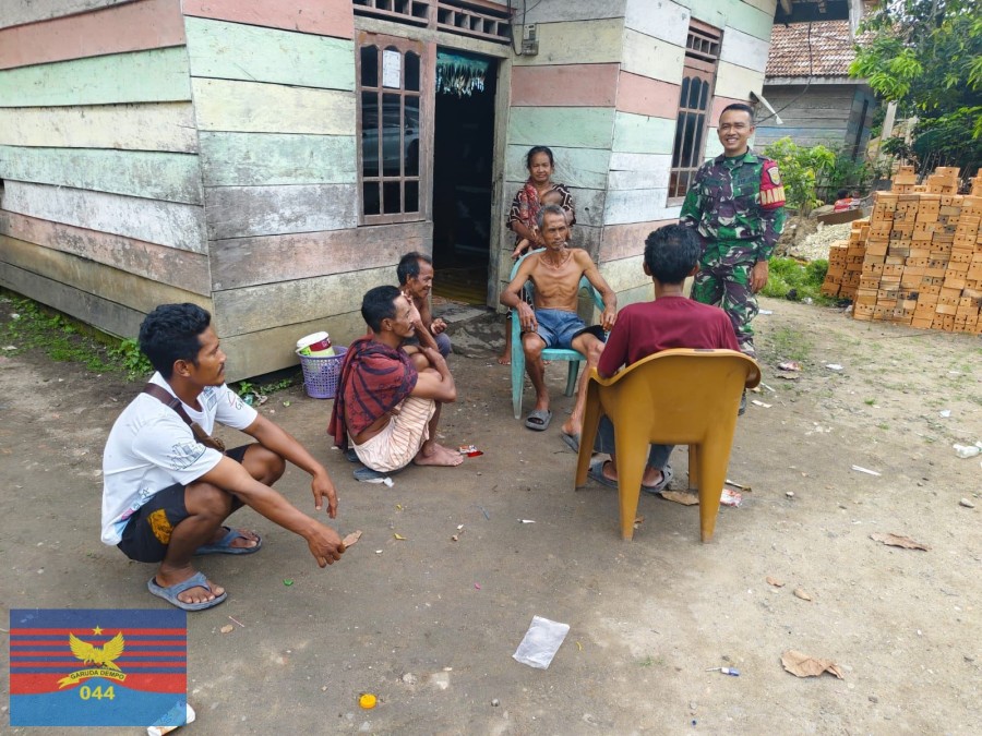 Babinsa Koramil 406-03/Rupit Laksanakan Komsos Bersama Warga Terkait Kewaspadaan Anak Hilang di Desa Embacang Baru Ilir