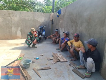 Babinsa Koramil 406-01/Rawas Ulu Laksanakan Komsos Bersama Pekerja Koperasi Merah Putih di Desa Pulau Lebar