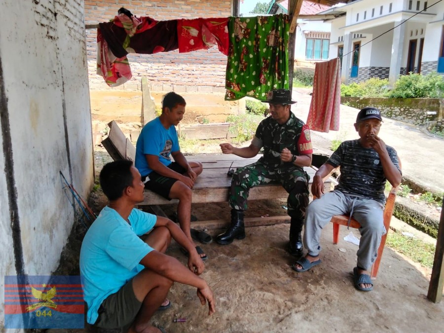 KOMSOS BABINSA KORAMIL 406-01/RAWAS ULU BAHAS KEAMANAN LINGKUNGAN BERSAMA MASYARAKAT DESA SUNGAI JAUH