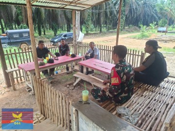 Babinsa Koramil 406-02/Rawas Ilir Laksanakan Komsos Bahas Disiplin Kerja dan Keamanan Lingkungan Desa Air Bening