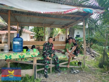 Babinsa Koramil 406-03/Rupit Gelar Komsos dan Berikan Imbauan Pencegahan Karhutla kepada Warga Desa Batu Gajah Baru