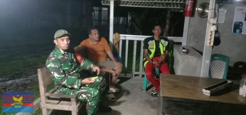 BABINSA KORAMIL 406-07/JAYALOKA LAKSANAKAN MONITORING DAN PEMANTAUAN SISKAMLING GUNA MENJAGA KAMTIBMAS TETAP KONDUSIF