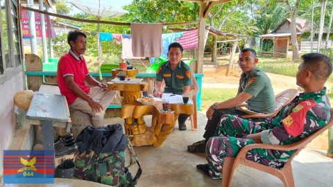 Babinsa Koramil 406-04/Muara Lakitan Jalin Komsos Bersama Karang Taruna Desa Harapan Makmur