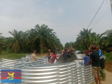 Kodim 0406/Lubuklinggau Bersama Masyarakat Desa Mangan Jaya Gotong Royong Merakit Jembatan Aramco, Hubungkan Akses Anak Sekolah dan Dorong Perekonomian