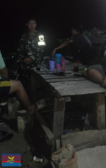 BABINSA KORAMIL 406-05/MUARA KELINGI MELAKSANAKAN PATROLI DAN MONITORING SISKAMLING GUNA MENJAGA KAMTIBMAS WILAYAH TETAP KONDUSIF