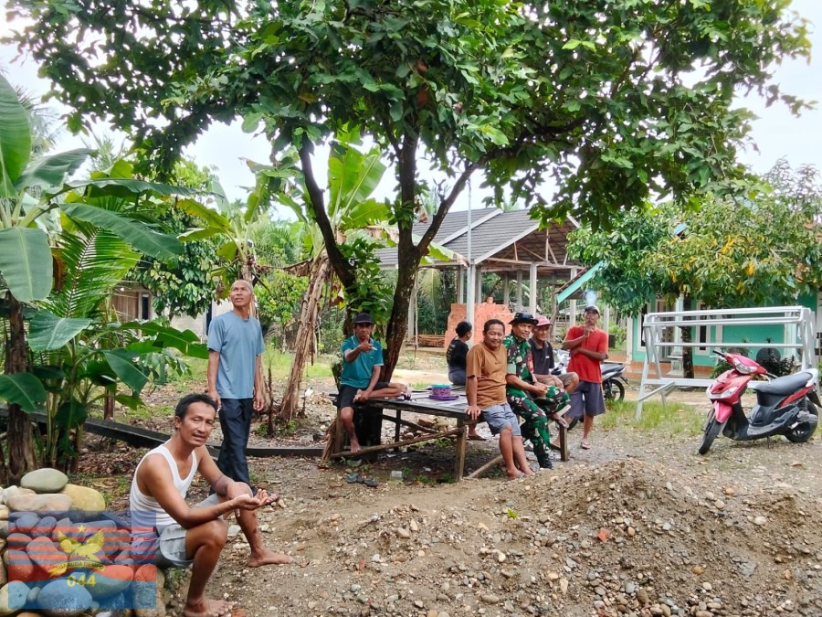 BABINSA KORAMIL 406-01/RAWAS ULU LAKSANAKAN KOMSOS TENTANG KEAMANAN LINGKUNGAN DI DESA REMBAN