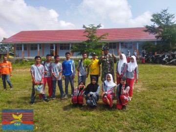 BABINSA KORAMIL 406-02/RAWAS ILIR LAKSANAKAN KOMSOS DAN EDUKASI CINTA LINGKUNGAN DI SMA N 3 MURATARA
