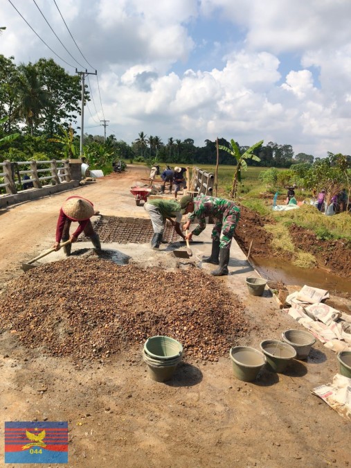 BABINSA KORAMIL 406-09/TERASWAS BERSAMA WARGA GOTONG ROYONG MEMBANGUN JEMBATAN ARAMCO DI DESA MADANG