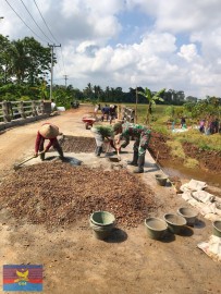 BABINSA KORAMIL 406-09/TERASWAS BERSAMA WARGA GOTONG ROYONG MEMBANGUN JEMBATAN ARAMCO DI DESA MADANG