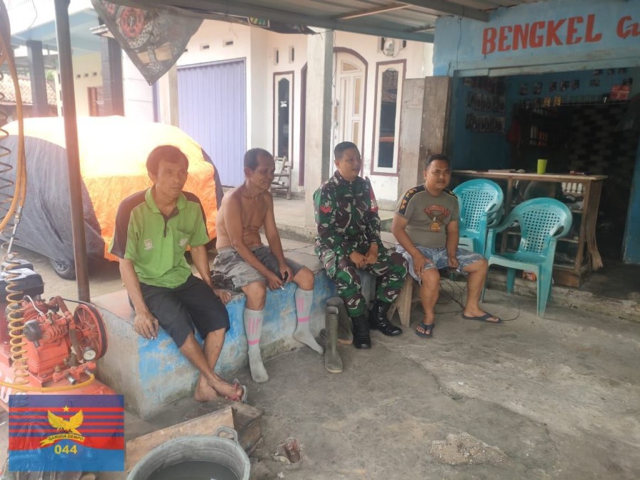 Babinsa Koramil 406-02/Rawas Ilir Gelar Musyawarah Bersama Warga Bahas Keamanan dan Kebersihan Desa Rantau Kadam