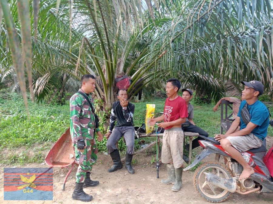 Babinsa Koramil 406-03/Rupit Bersama Warga Desa Bukit Ulu Gelar Sosialisasi Pencegahan Karhutla