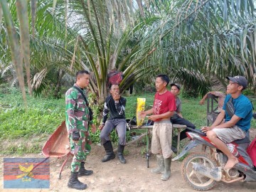 Babinsa Koramil 406-03/Rupit Bersama Warga Desa Bukit Ulu Gelar Sosialisasi Pencegahan Karhutla