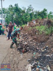 PELTU ALAMSYAH BERSAMA WARGA GELAR BAKTI SOSIAL PEMBERSIHAN JALAN BIMA DI KELURAHAN MARGA MULYA