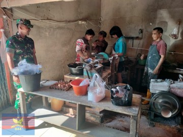 Babinsa Koramil 406-03/Rupit Laksanakan Komsos dan Dorong Pengembangan UMKM Warga di Desa Embacang Baru Ilir