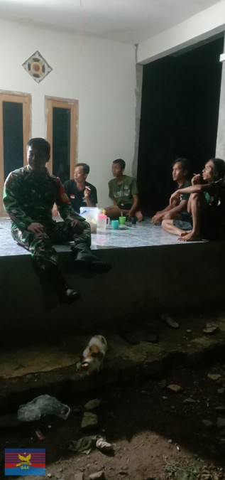 Babinsa Koramil 406-07/Jayaloka Bersama Warga Bahas Keamanan dan Tingkatkan Siskamling di Desa Margatani