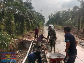 Babinsa Koramil 406-05/Muara Kelingi Bersama Warga Gotong Royong Bangun Jembatan Aramco