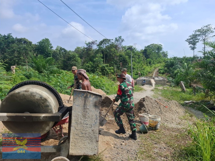 BABINSA KORAMIL 406-01/RAWAS ULU GOTONG ROYONG PENGECORAN JEMBATAN BETON PERINTIS GARUDA DI DESA SUNGAI KIJANG