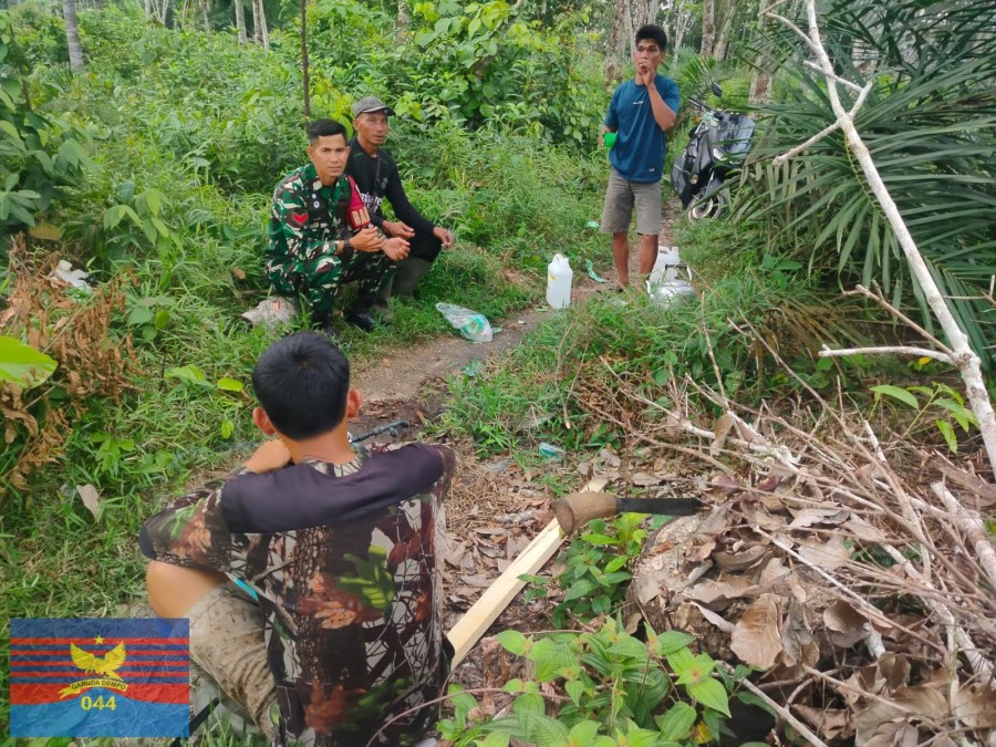 BABINSA KORAMIL 406-03/RUPIT SOSIALISASIKAN PENCEGAHAN KARHUTLA KEPADA WARGA DESA KARANG WARU