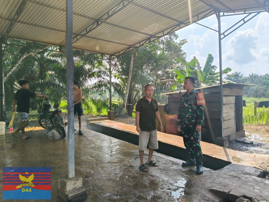 BABINSA KORAMIL 406-02/RAWAS ILIR LAKSANAKAN KOMSOS BAHAS PENINGKATAN UMKM DAN KEBERSIHAN LINGKUNGAN