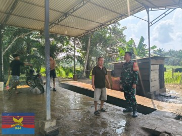 BABINSA KORAMIL 406-02/RAWAS ILIR LAKSANAKAN KOMSOS BAHAS PENINGKATAN UMKM DAN KEBERSIHAN LINGKUNGAN