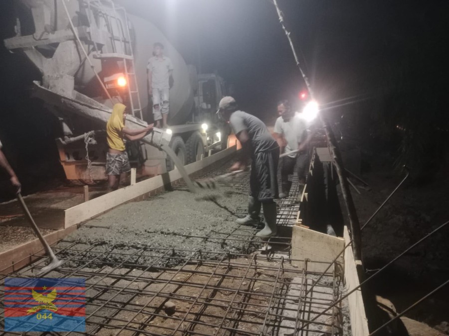 Babinsa Koramil 406-05/Muara Kelingi Gelar Gotong Royong Pengecoran Malam Hari di Lokasi Jembatan Aramco Perintis Garuda