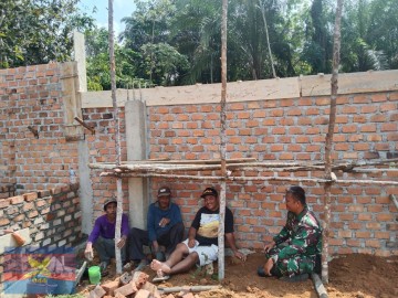 KODIM 0406 LUBUKLINGGAU – KORAMIL 406-05/Muara Kelingi Jalin Keakraban, Babinsa Sertu Roma Doni Sapa Warga Binaan di Desa Bamasco