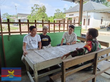 Babinsa Koramil 406-01/Rawas Ulu Laksanakan Komsos Sosialisasi Bahaya Narkoba kepada Pemuda Kelurahan Muara Kulam