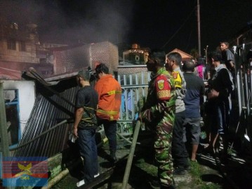 BABINSA KORAMIL 406-10/LUBUKLINGGAU TIMUR BANTU EVAKUASI KORBAN KEBAKARAN DI KELURAHAN JAWA KANAN SS