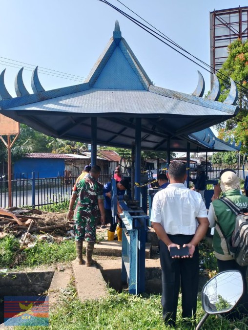 Koramil 406-06/Tugumulyo Personel Bersama Dinas PU Pengairan dan PPL Pantau Kesiapan Saluran Irigasi Persawahan Desa Air Santan