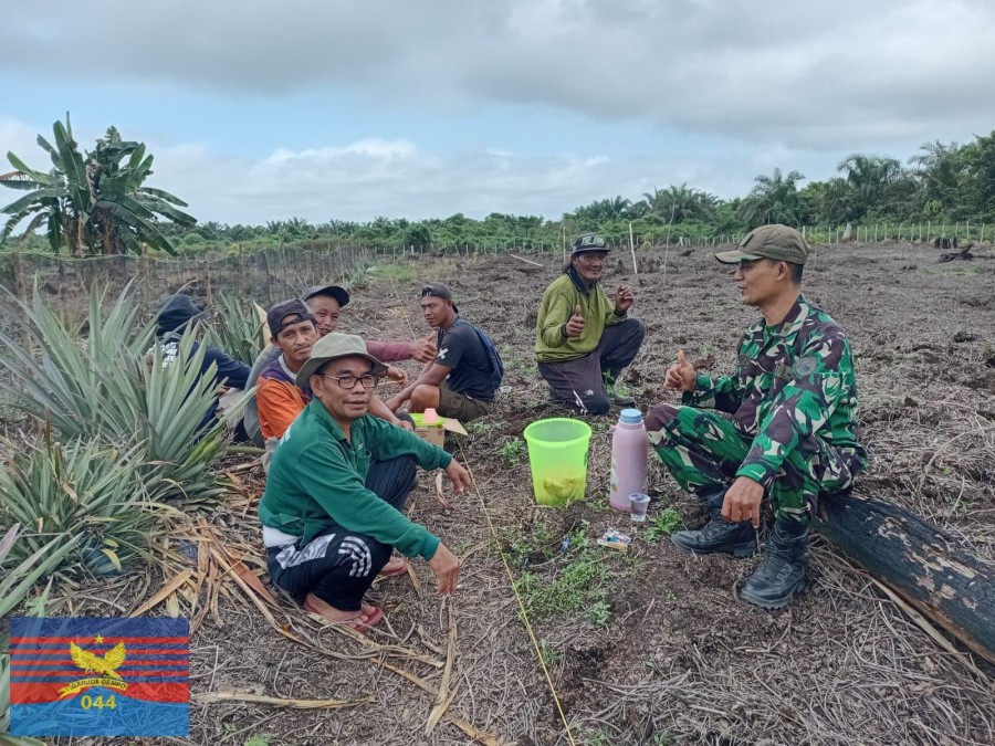 Babinsa Koramil 406-02/Rawas Ilir Ajak Warga Jaga Keamanan dan Ketertiban Desa