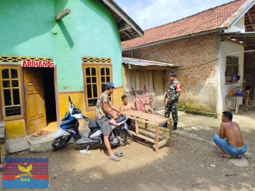 Babinsa Koramil 406-03/Rupit Laksanakan Komsos Bahas Kamtibmas Bersama Warga Desa Noman Baru