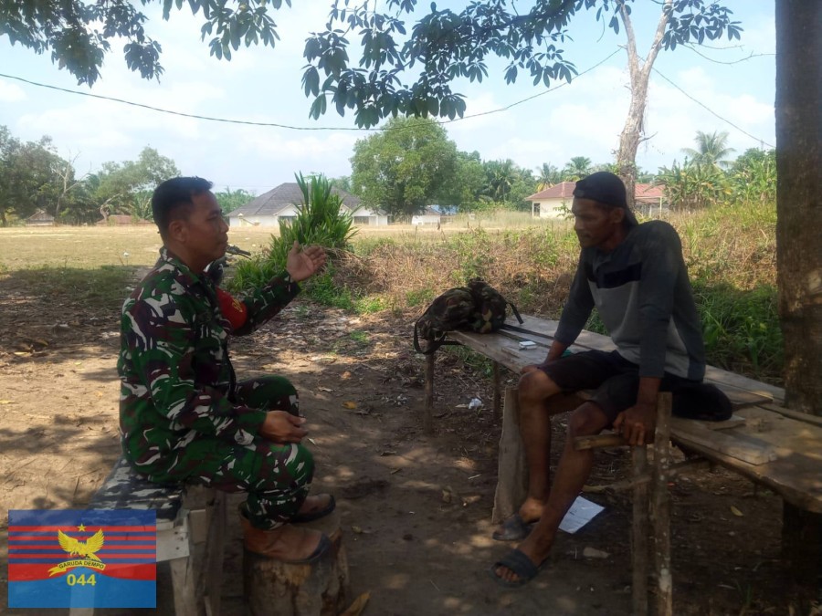 Babinsa Koramil 406-02/Rawas Ilir Bahas Ketersediaan Air Bersih Bersama Warga Desa Karang Dapo 1