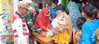 Babinsa Koramil 406-01/Rawas Ulu Dampingi Kegiatan Operasi Pasar Murah Bersubsidi di Desa Pangkalan