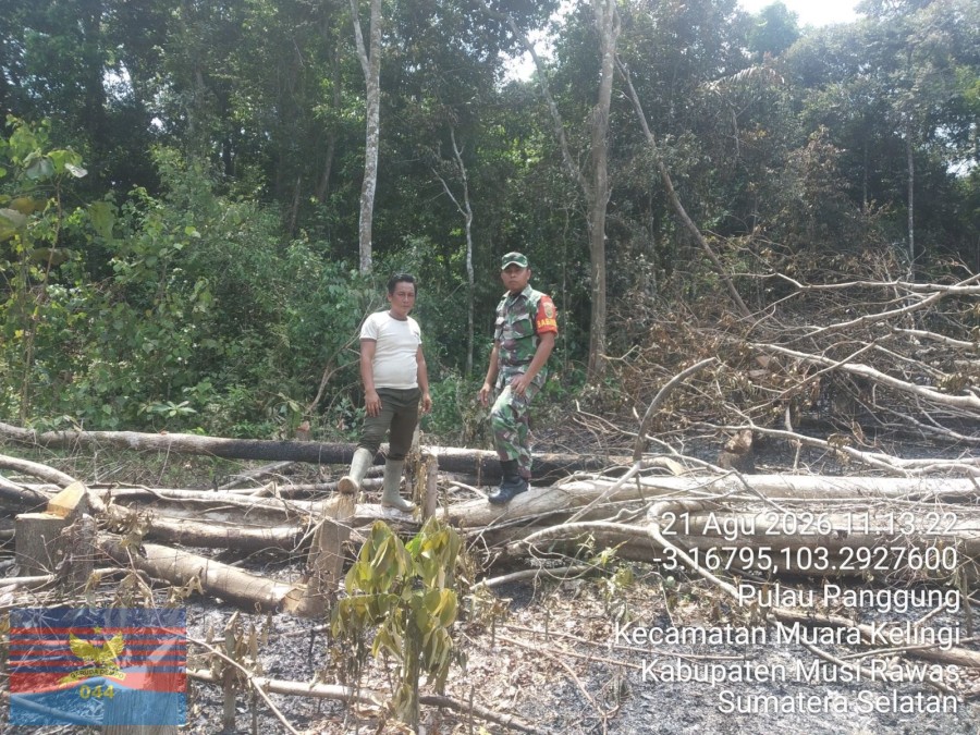 Babinsa dan Warga Bersama Tanggap Tangani Karhutlah di Desa Pulau Panggung