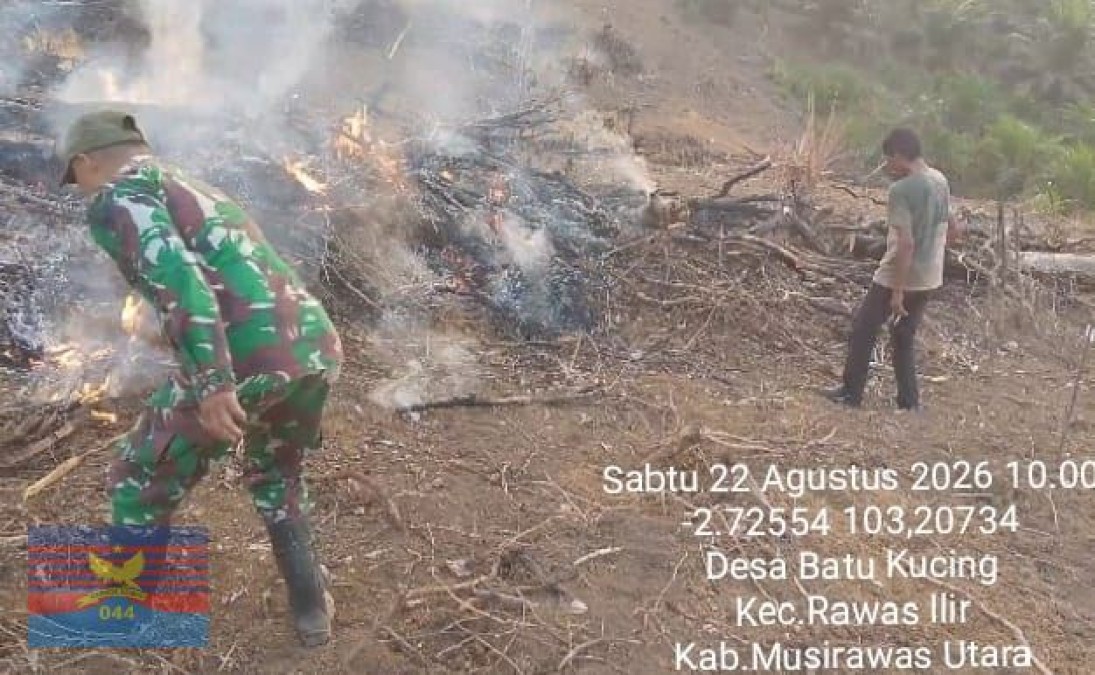 Babinsa Koramil 406-02/Rawas Ilir Bersama Masyarakat Cegah Karhutla di Desa Batu Kucing