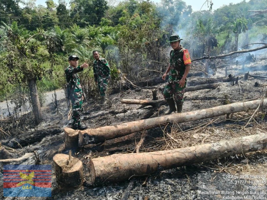 BABINSA KODIM 0406/LUBUKLINGGAU LAKSANAKAN PENANGGULANGAN KARHUTLA DI WILAYAH KABUPATEN MUSI RAWAS