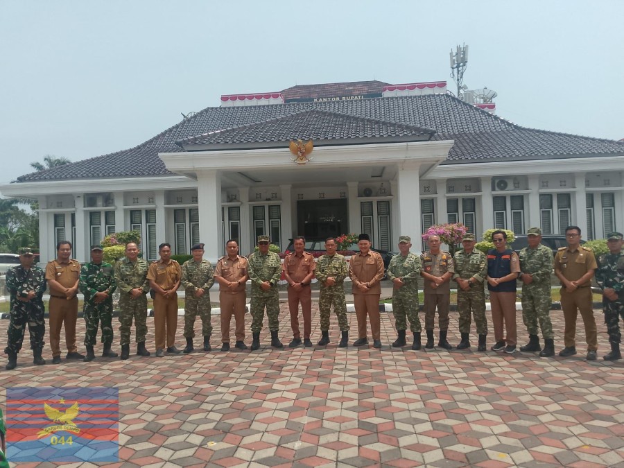 TIM SOSIALISASI KARHUTLA MABES TNI LAKSANAKAN AUDIENSI DENGAN PEMKAB MURATARA DAN DILANJUTKAN KUNJUNGAN KE KANTOR BUPATI MUSI RAWAS UTAR 
