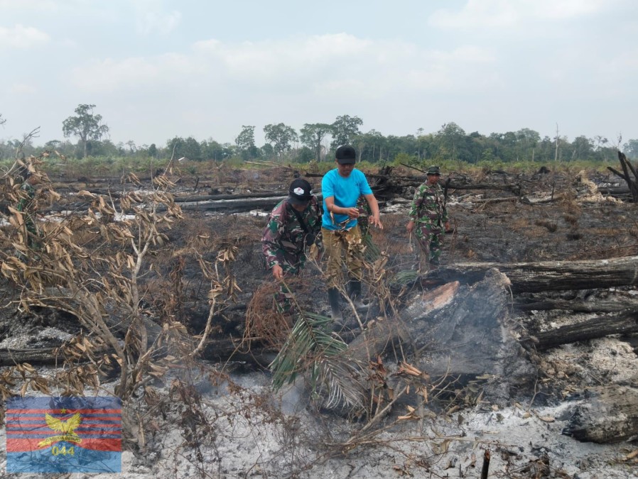 BABINSA KORAMIL 0406-02/RAWAS ILIR LAKSANAKAN PENANGGULANGAN KARHUTLA DI DESA BATU KUCING