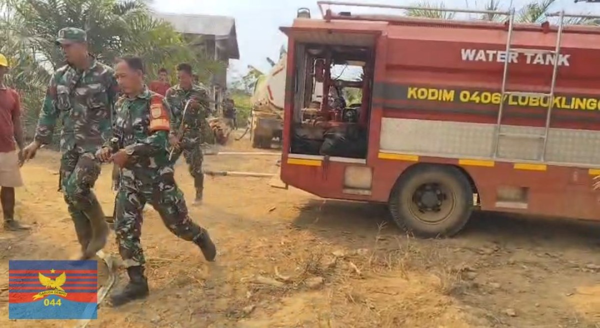 GERAK CEPAT BABINSA DAN SATGAS KARHUTLA KODIM 0406/LUBUKLINGGAU PADAMKAN KEBAKARAN KEBUN WARGA 