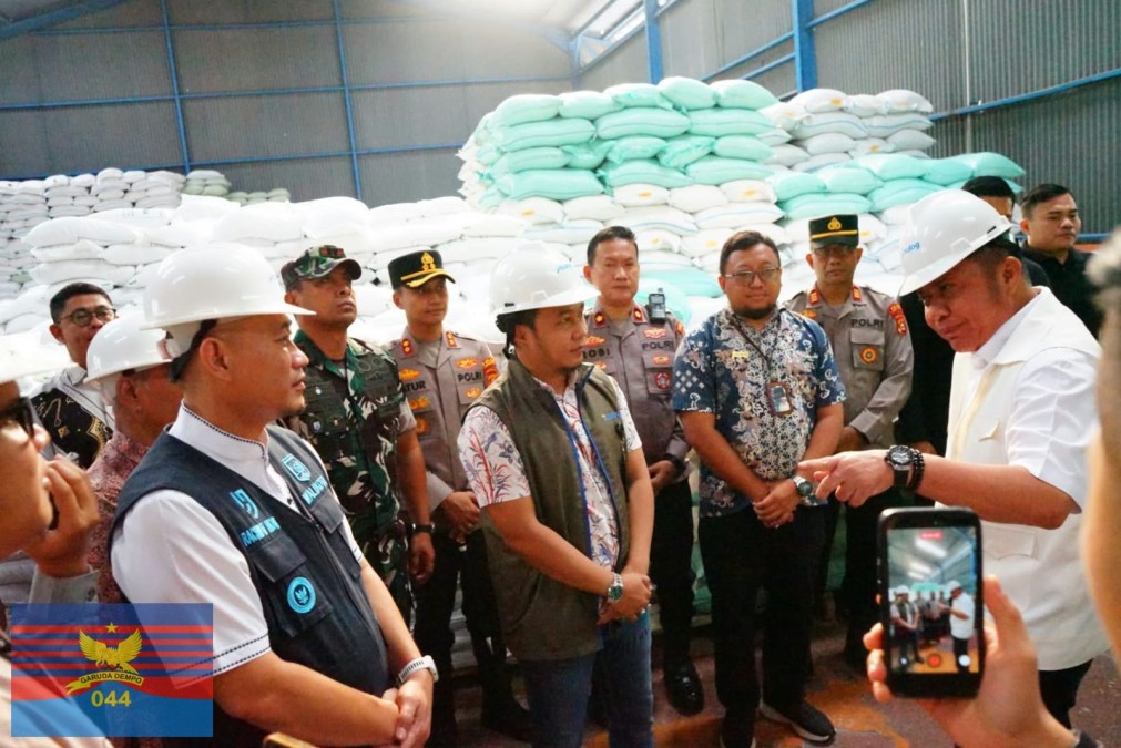 DANDIM 0406/LUBUKLINGGAU DAN PEJABAT DAERAH DAMPINGI GUBERNUR SUMSEL TINJAU GUDANG BULONG DI KELURAHAN TABAHPINGIN