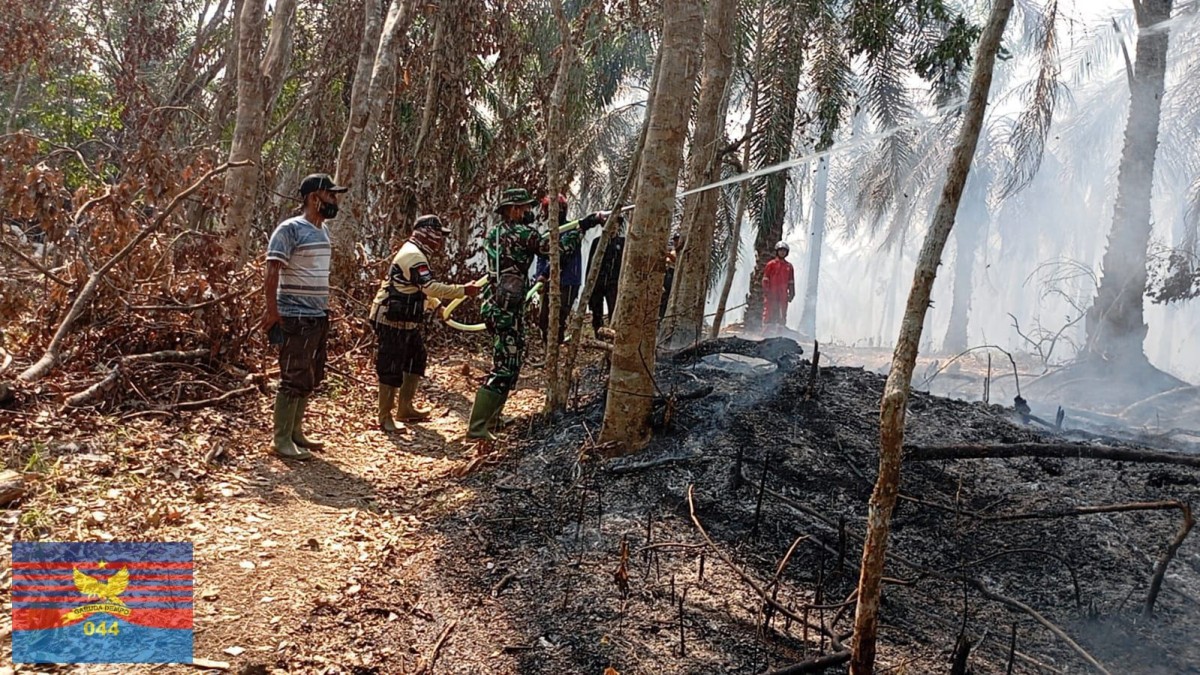 GERAK CEPAT BABINSA BERSAMA DAMKAR, MASYARAKAT &amp; KARYAWAN PT LONSUM PADAMKAN KEBAKARAN LAHAN DI BINGIN JUNGGUT