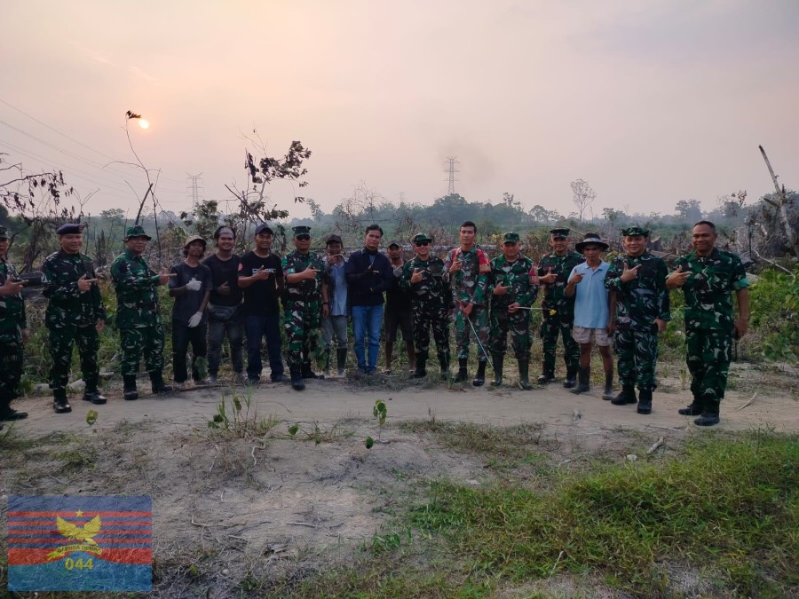 TIM SOSIALISASI KARHUTLA MABES TNI LAKSANAKAN PENINJAUAN TITIK HOTSPOT &amp; PENYULUHAN DI DESA KARANG WARU 