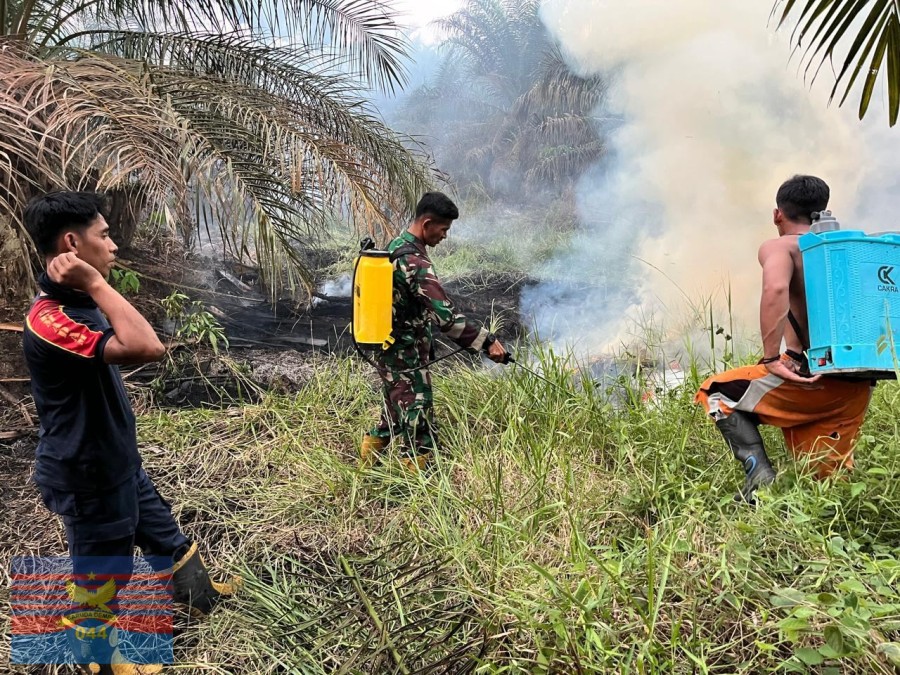 BABINSA KORAMIL 0406-03/RUPIT LAKSANAKAN PENANGGULANGAN KARHUTLA DI WILAYAH KABUPATEN MURATARA