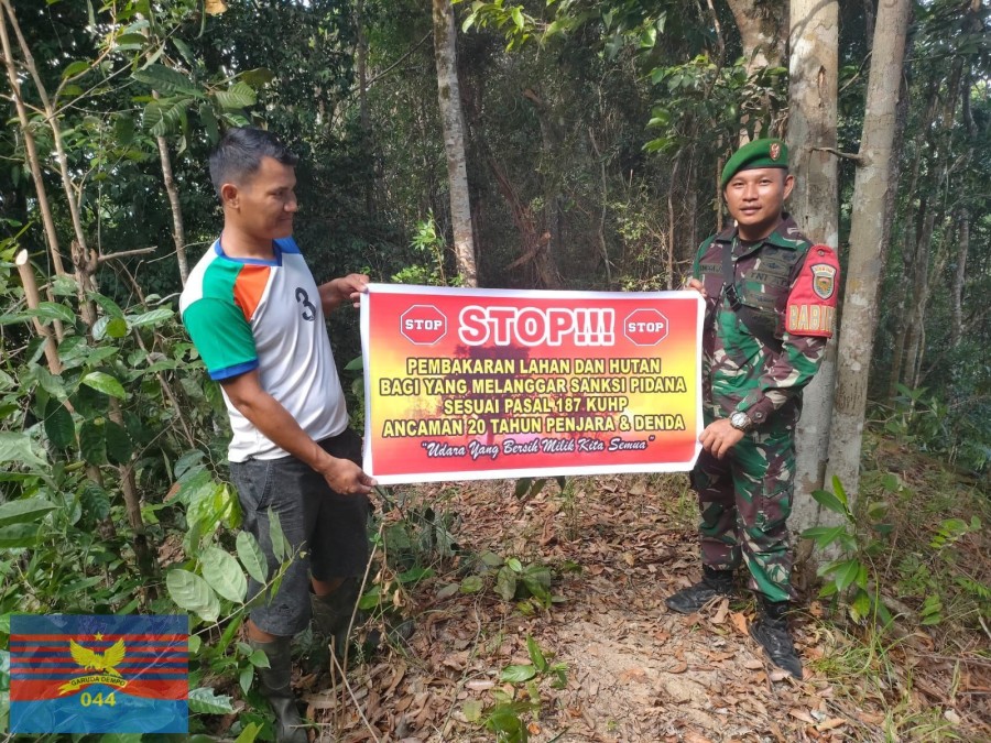 Babinsa Koramil 406-03/Rupit Laksanakan Komsos dan Sosialisasi Pencegahan Karhutla