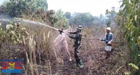 SIAGA KARHUTLA KORAMIL 406-05/MUARA KELINGI PADAMKAN KARHUTLA DI DESA SP 5 KARYA TELADAN