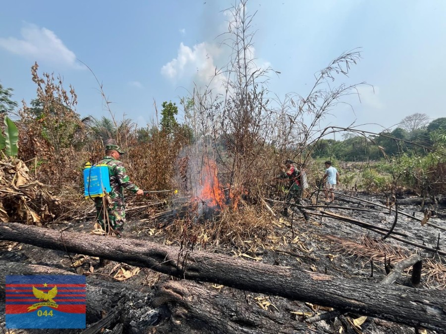 Babinsa Koramil 406-03/Muara Rupit Bersama Warga Bergerak Cepat Padamkan Titik Api di Lahan Warga
