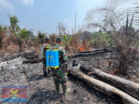 Koramil 406-03/Rupit Berhasil Padamkan Kebakaran Lahan 0,5 Hektar di Desa Suka Menang
