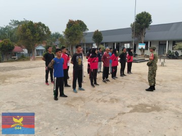 Babinsa Koramil 406-02/Rawas Ilir Bina Siswa SMA Negeri Bingin Teluk Persiapan Lomba PBB Sambut HUT TNI ke-81