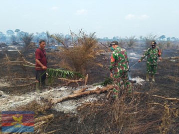Babinsa Koramil 406-02/Rawas Ilir Bersama Warga Sigap Padamkan Kebakaran Lahan, Cegah Meluasnya Karhutla